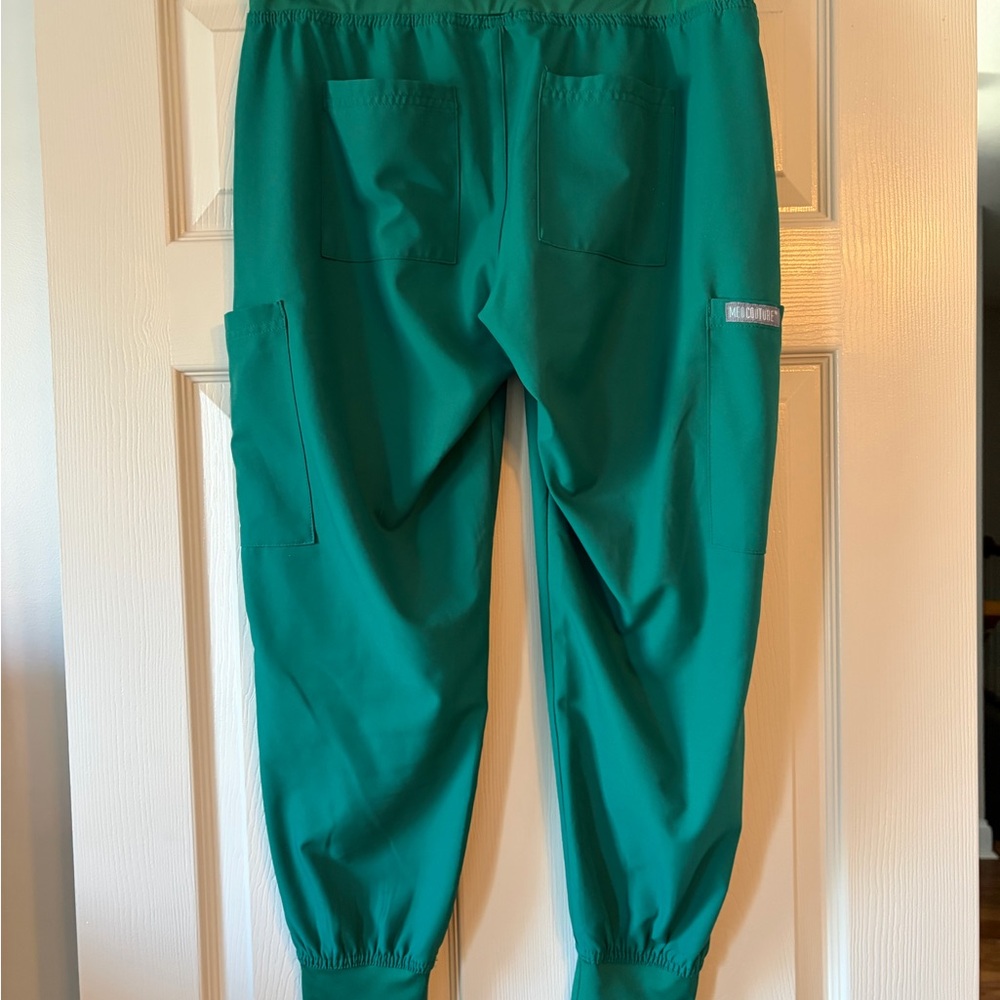 Med Couture Scrubs in Green and Black (Women’s medium petite) - Picture 9 of 9